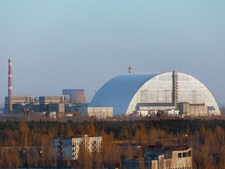 Reaktorgebäude in Tschernobyl mit Schutzhülle (2019)